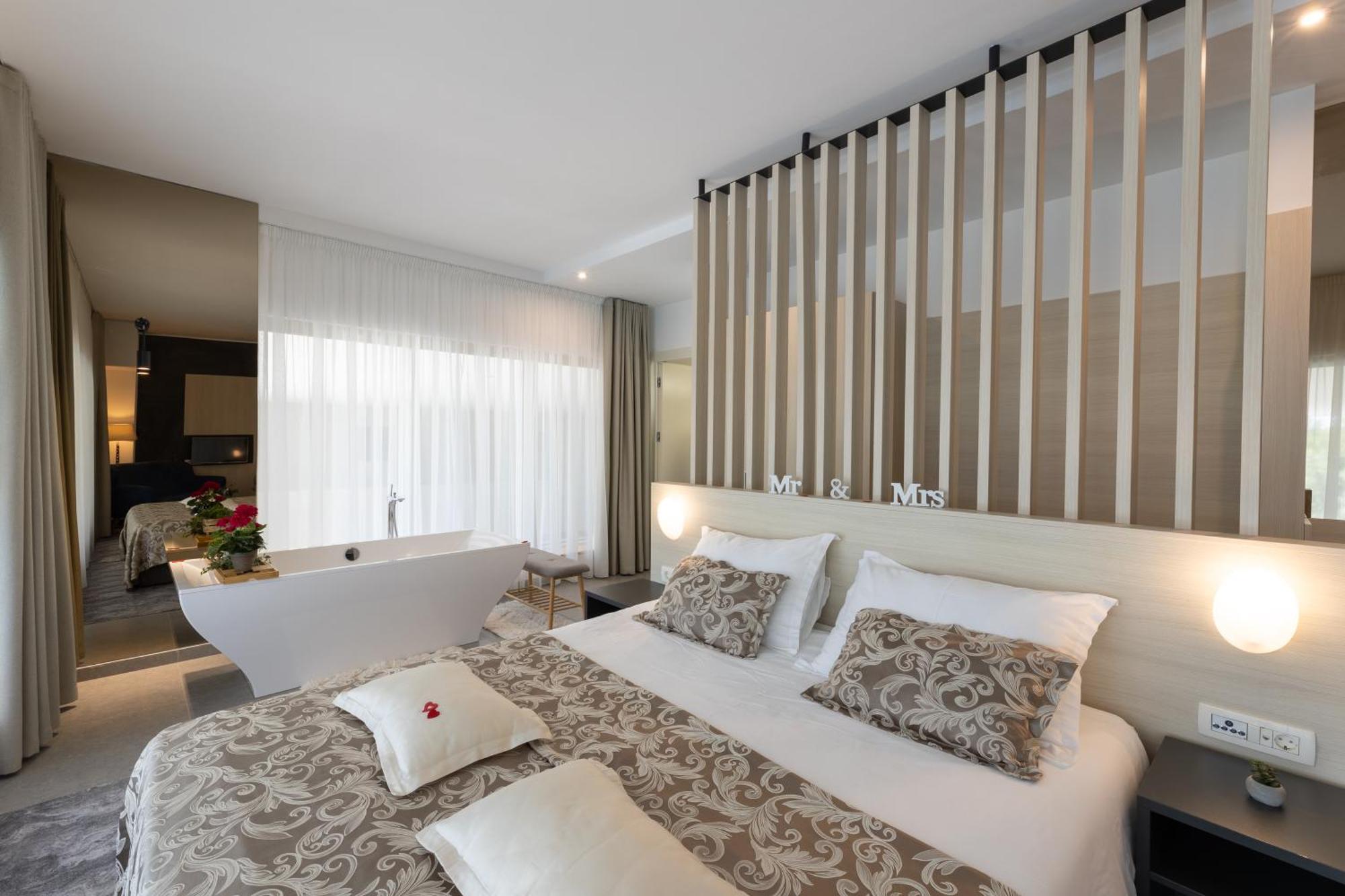 Hotel Salona Palace Eksteriør bilde